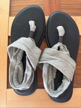 Sanuk Black and Light Gray Yoga Sling Sandals
